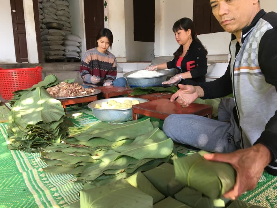 Bánh chưng Đất Tổ đặc biệt ở chỗ gói không cần khuôn